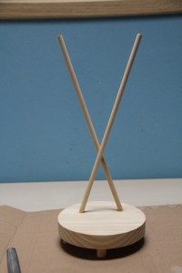 Peana de madera para muñecasgorro de Sam, mi Muñequita de Invierno